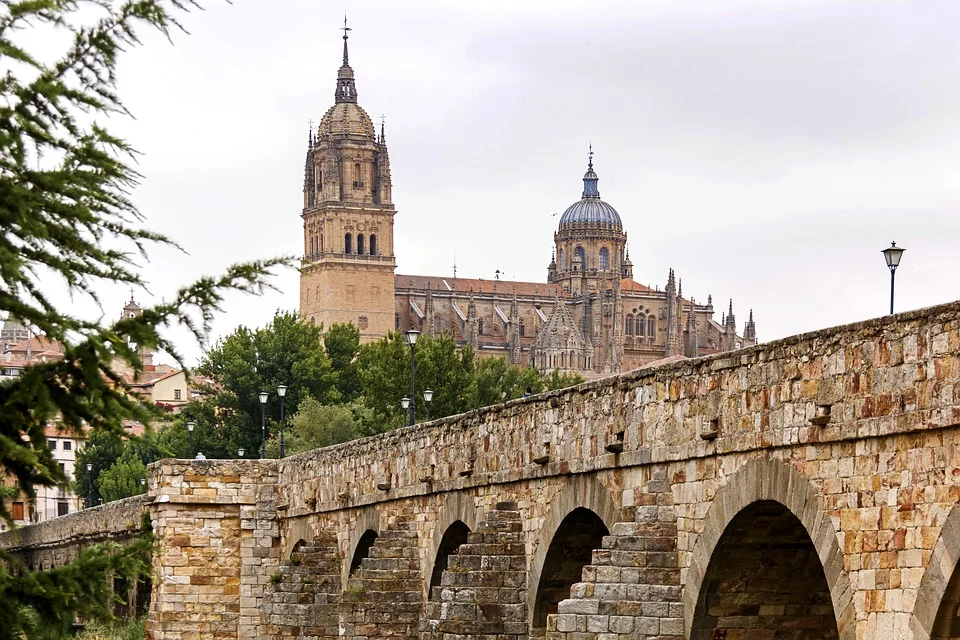 Varias personas amenazan a los transeúntes con cuchillos en el entorno del Puente Romano de Salamanca