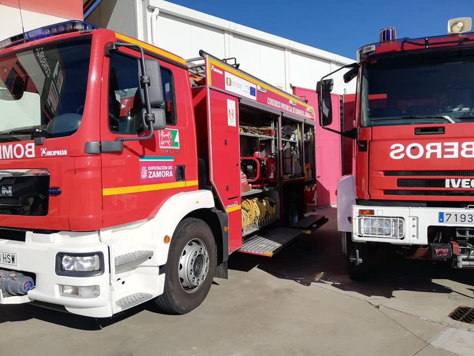 Los bomberos de Zamora acuden a la avenida Alfonso IX para intervenir en una fachada por desprendimientos