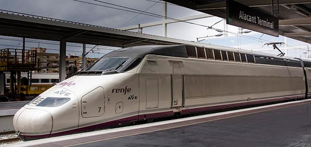 medianoche Dureza ranura Los trenes AVE directos entre Zamora-Alicante suman 32.000 viajeros en su  primer mes en circulación