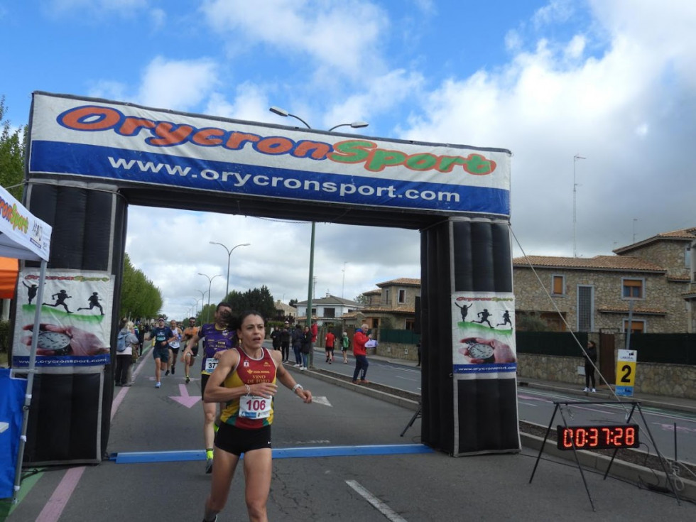 Veronica Sanchez Romero, entrando vencedora de los 10 km de Gudino