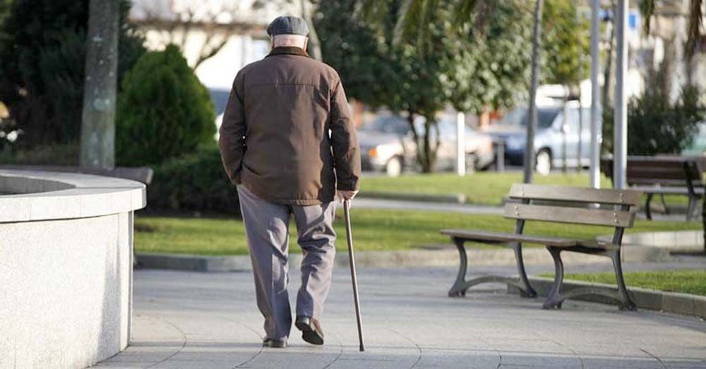 Persona mayor paseando