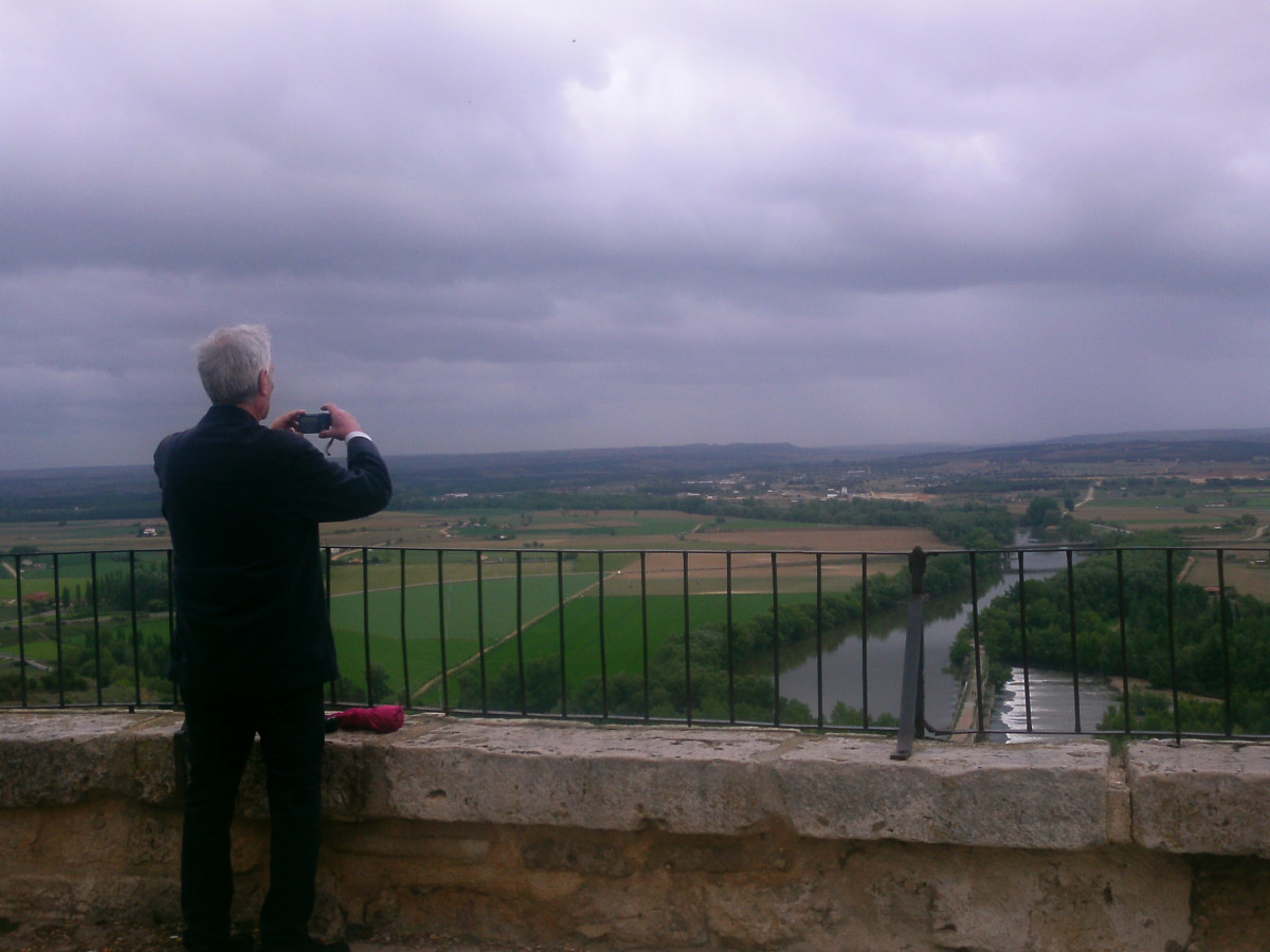 Un turista hace una foto a la vega del Duero