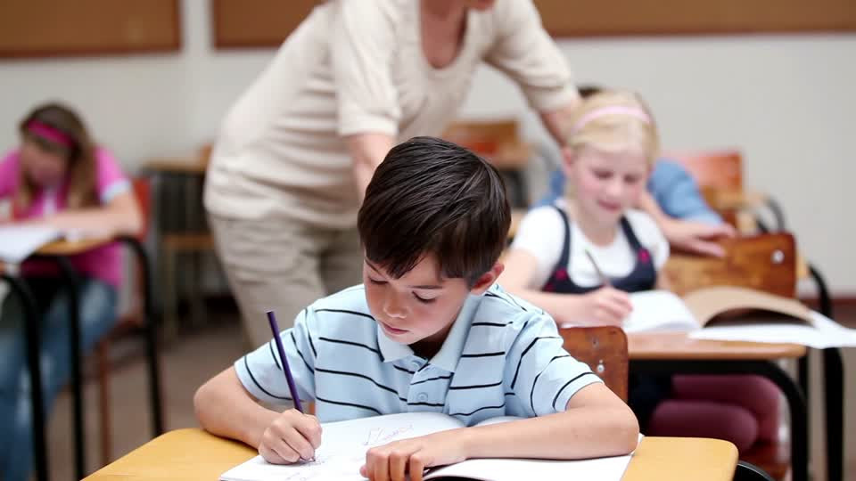 201120174 alumno de primaria papel escolar aula de clases