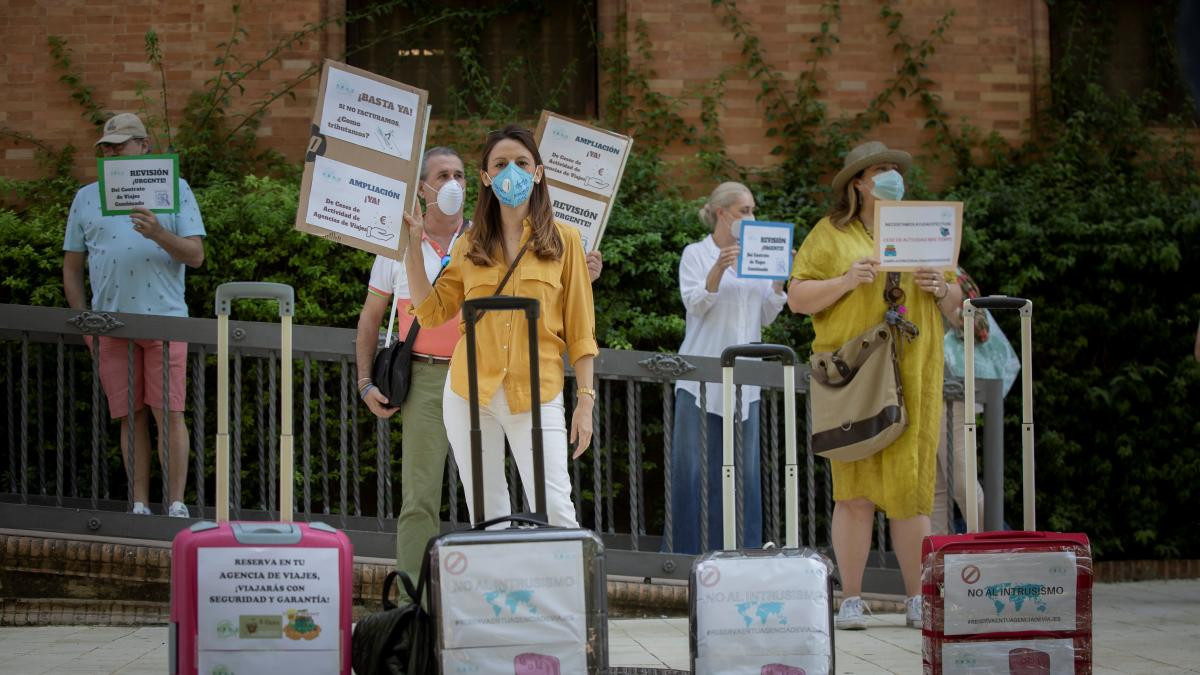 Varios trabajadores de agencias de viajes protestan por su situacion y la falta de ayudas publicas