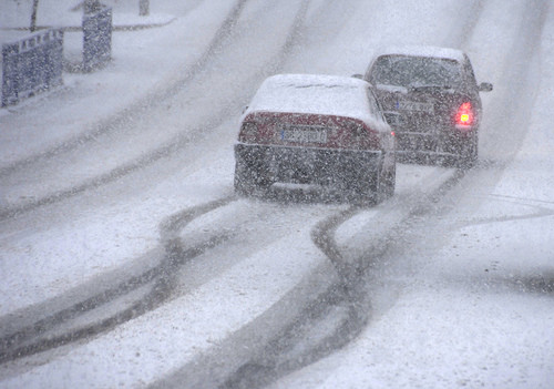 Los peligros de conducir con nieve en la carretera