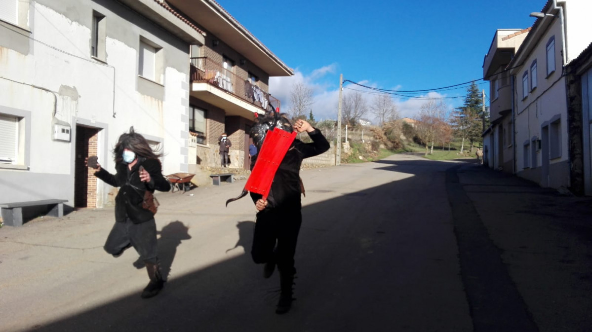 LOS DOS DIABLOS DE LOS CAROCHOS RECORREN LAS CALLES 1.1.21