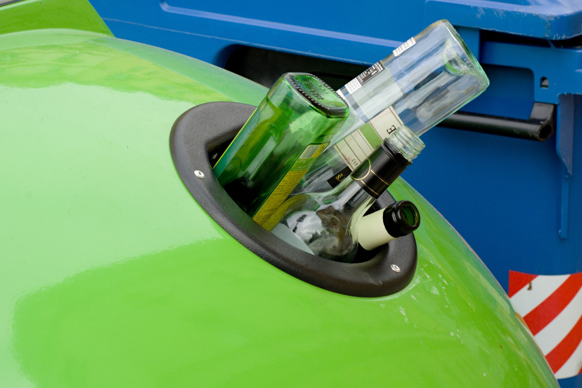 Contenedor verde para el reciclaje de vidrio