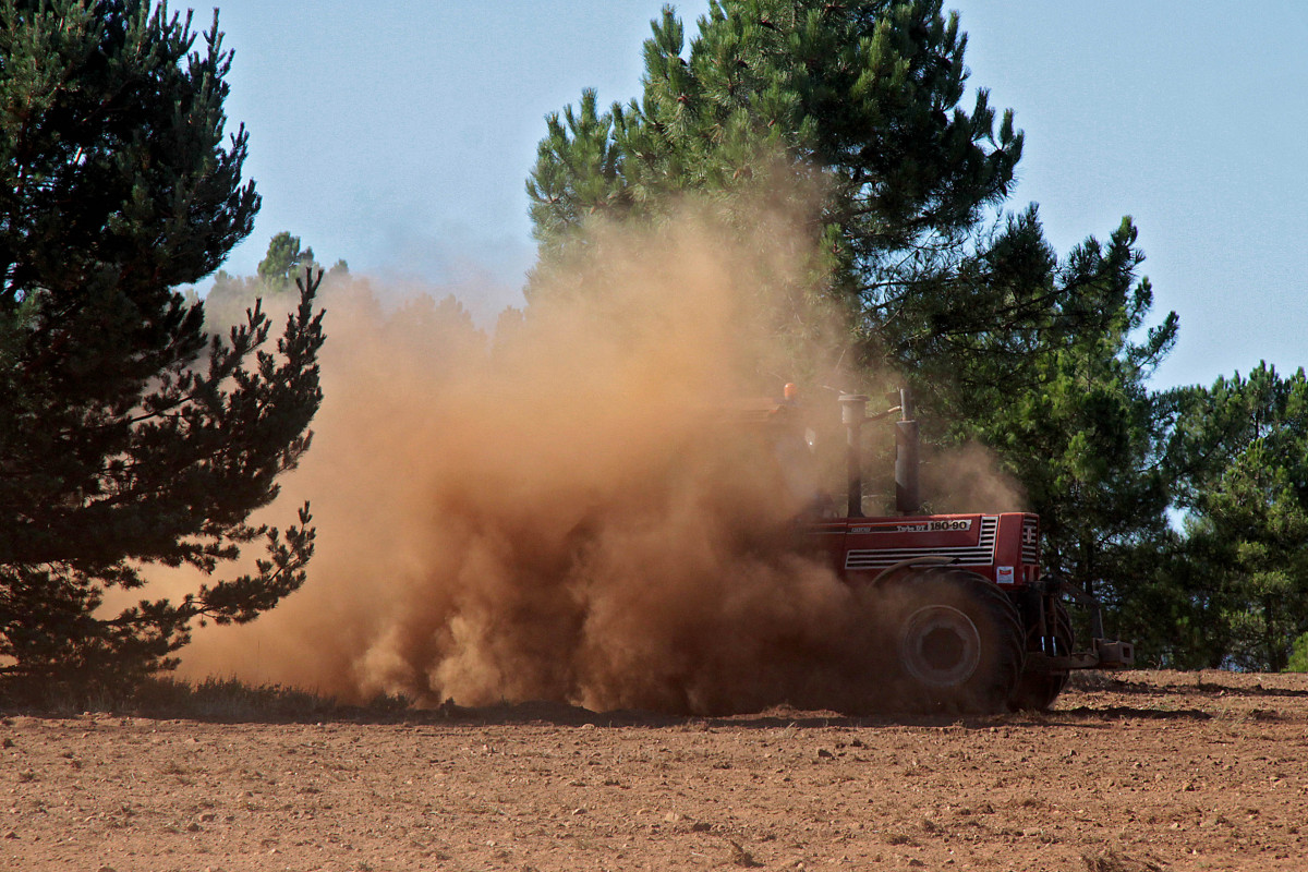 Peio Garcu00eda  ICAL . Un tractor recorre los campos de cultivo abonando el terreno para el cereal