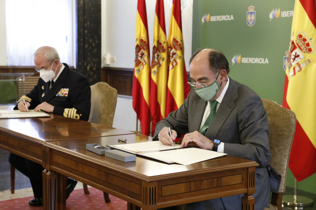 Ignacio Galu00e1n, presidente Iberdrola y Teodoro E. Lu00f3pez Calderu00f3n, JEMAD