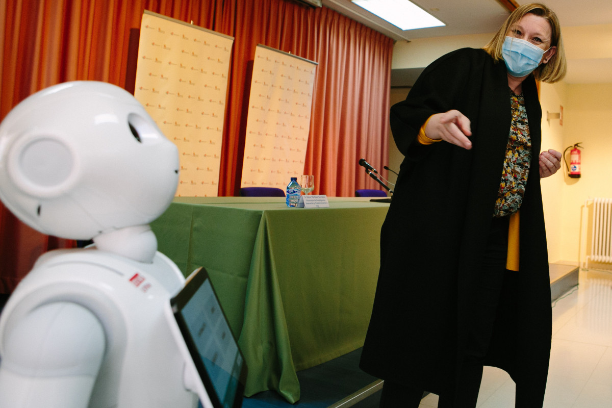 Robots sociales para atender a los mayores y dependientes en Castilla y Leu00f3n