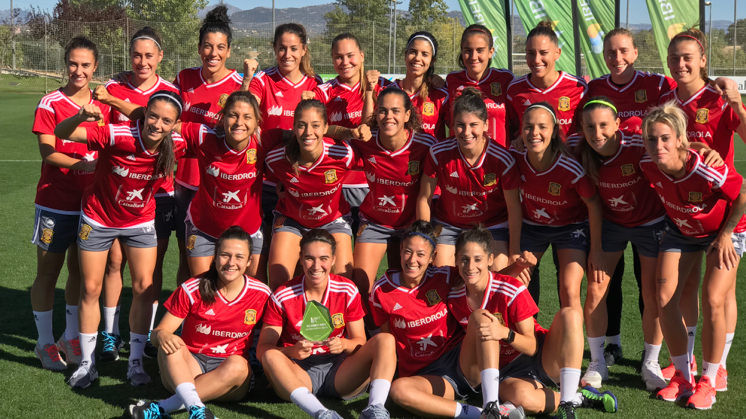 Las jugadoras de la selecciu00f3n espau00f1ola posan con el premio concedido por la World Football Summit a Iberdrola.