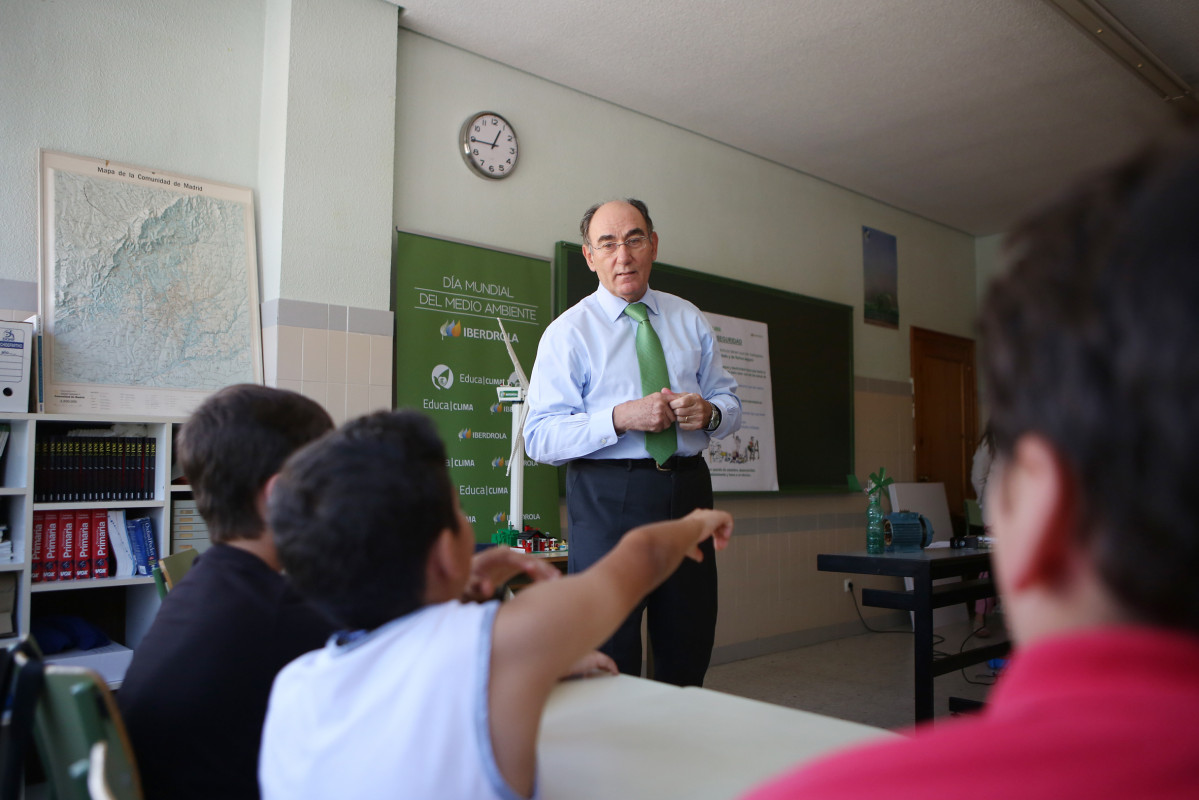 Ignacio Galu00e1n presidente Iberdrola con escolares