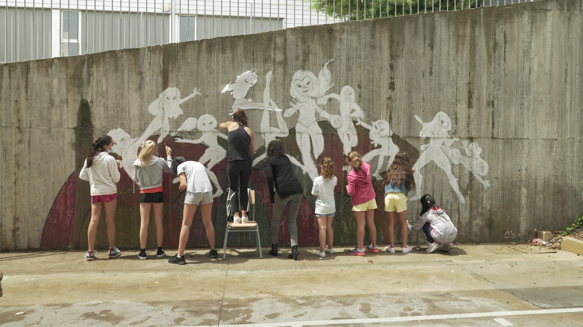 Alumnas del CEIP Margarita Salas coloreando el mural 'superherou00ednas' para educar en igualdad (1)