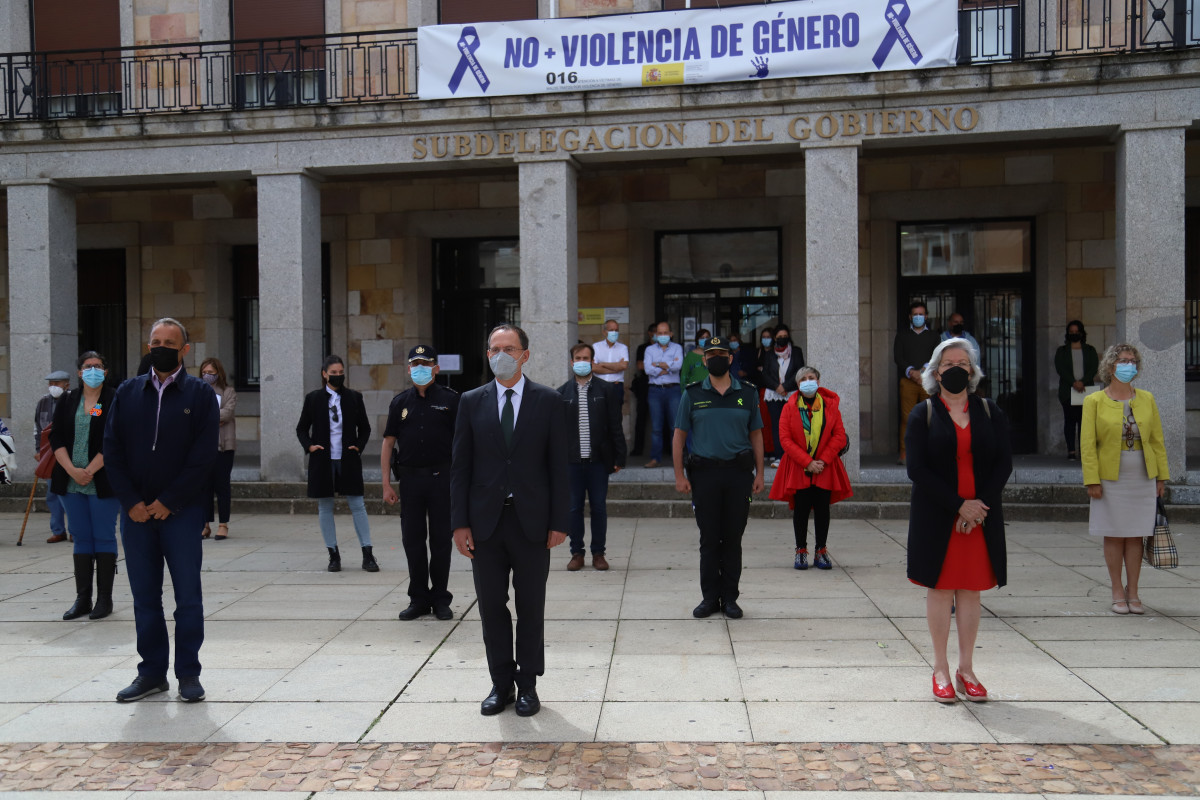 Minuto de silencio en la subdelegaciu00f3n del Gobierno en Zamora contra la violencia de gu00e9nero.2 JPG