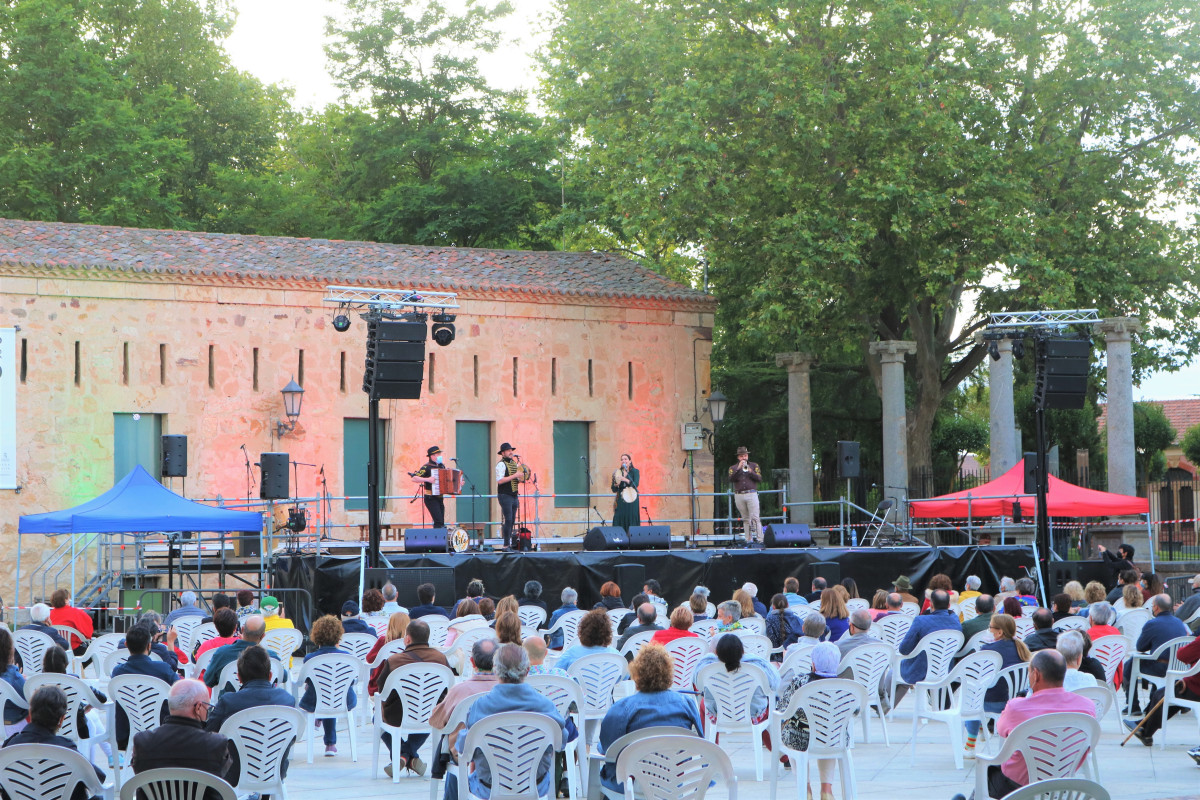 XXVIII MUESTRA DE FOLKLORE en la Plaza de la Catedral Foto M.C