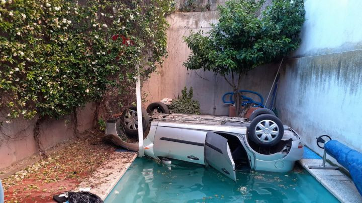 Coche en piscina