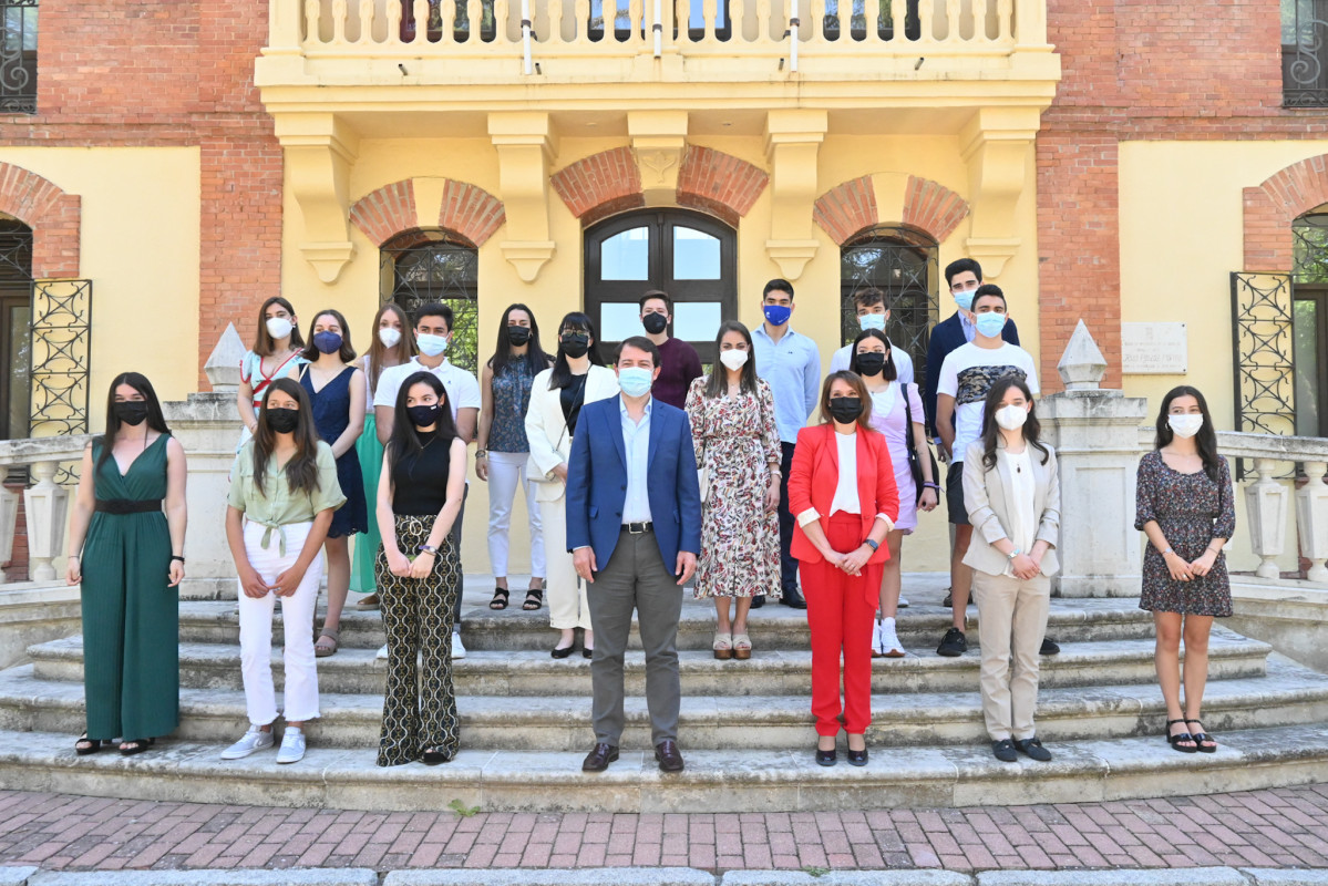 20210702 PRESIDENTE FOTO FAMILIA Y PROVINCIAS MEJORES ALUMNOS EBAU 03