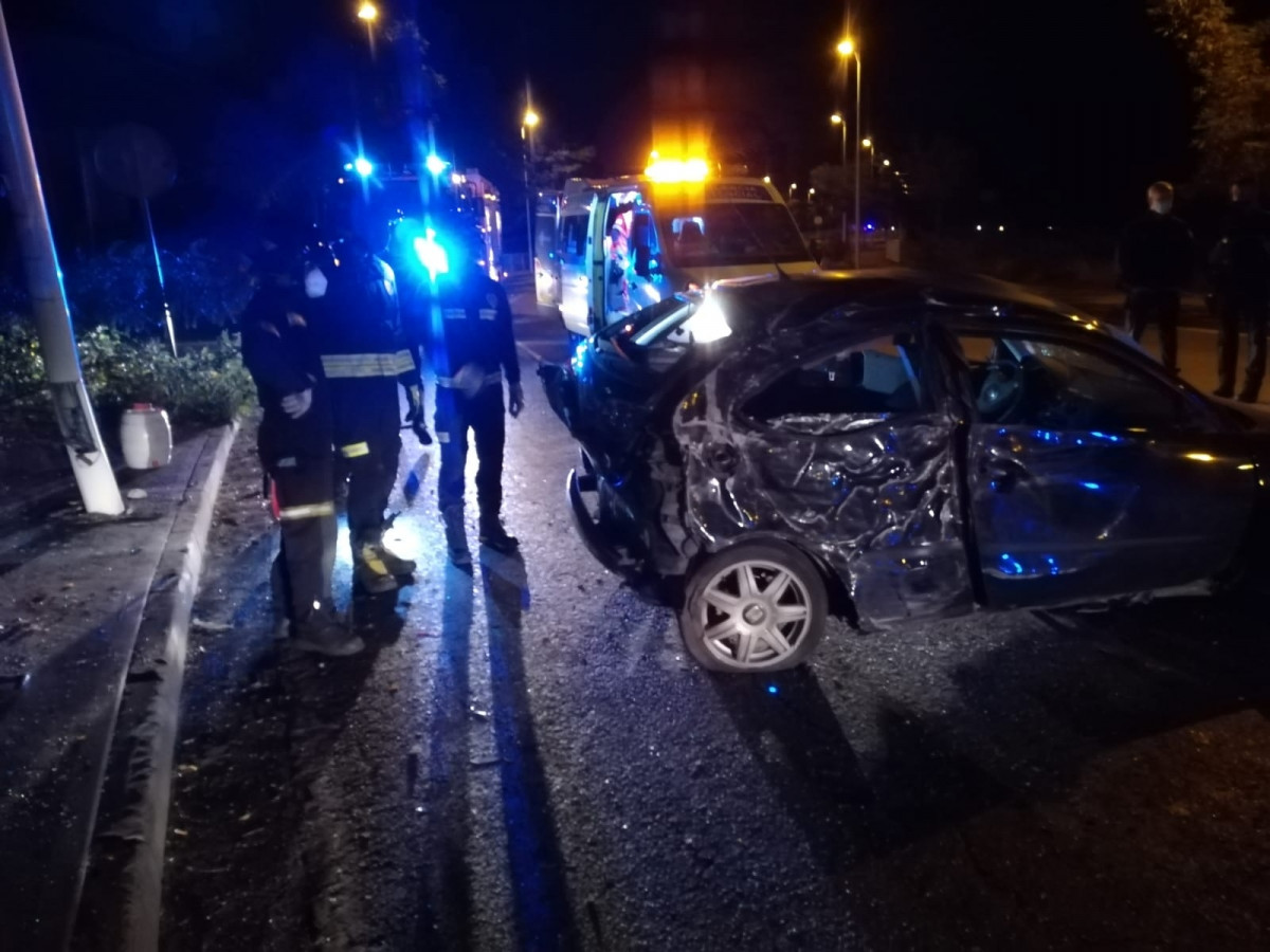 Un turismo choca contra una farola en Ponferrada