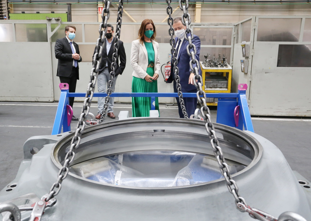 Ana Carlota Amigo visita una industria en Valladolid