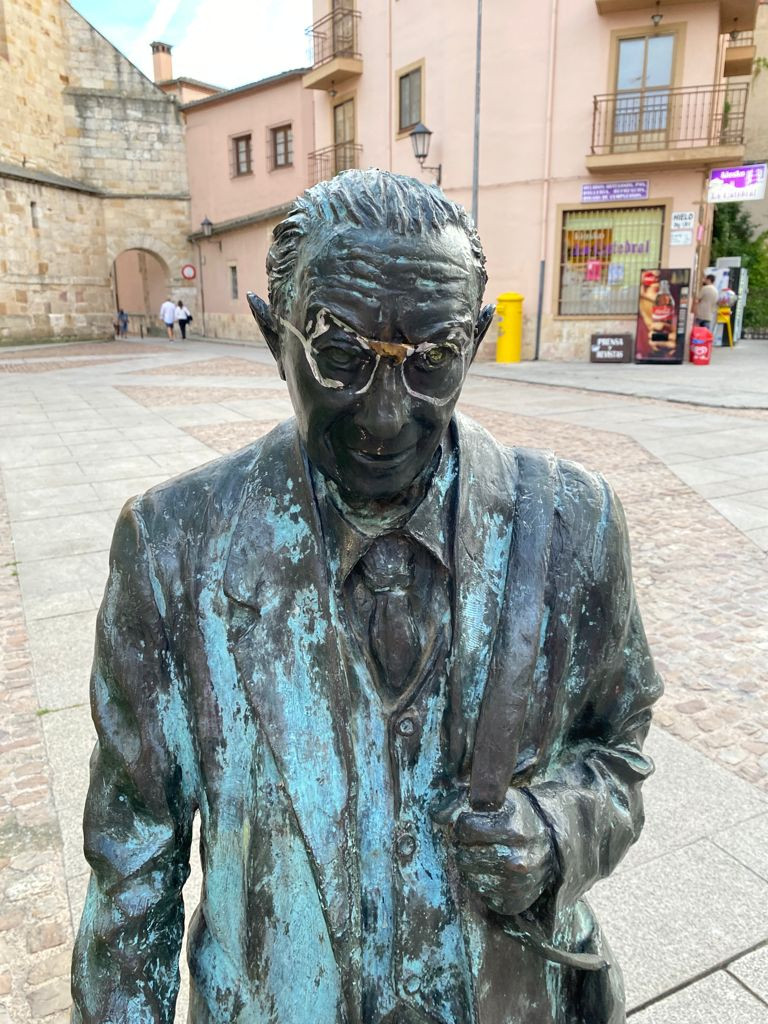 Estatua al maestro Herminio Ramos