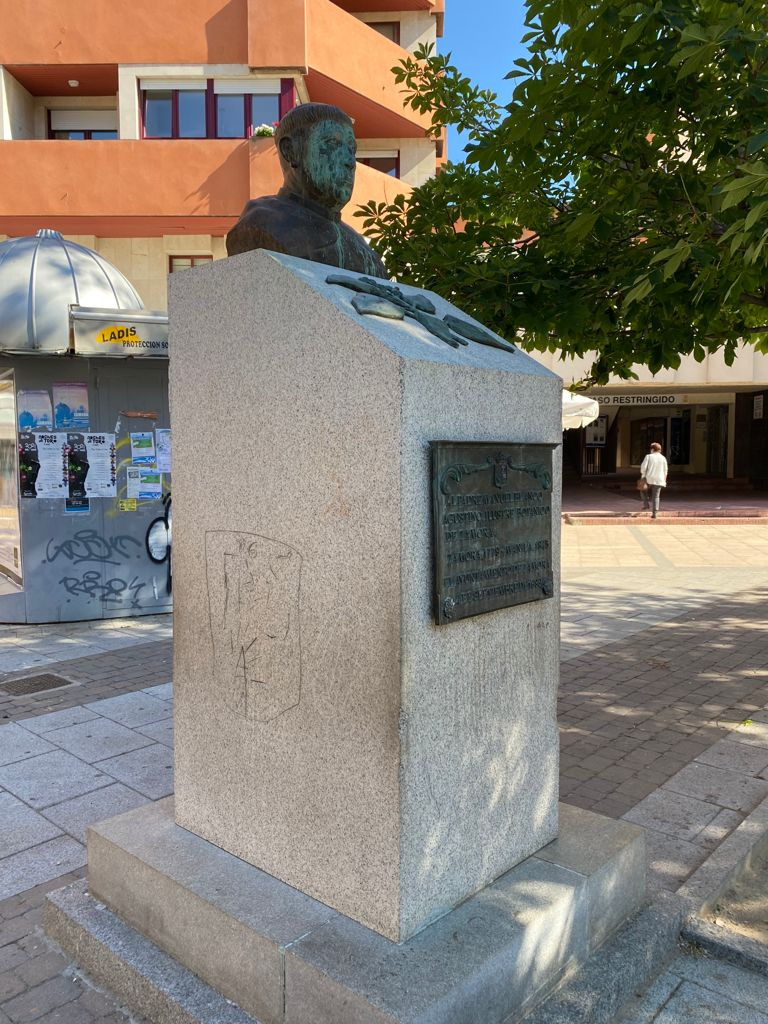 Estatua al padre Manuel Blanco