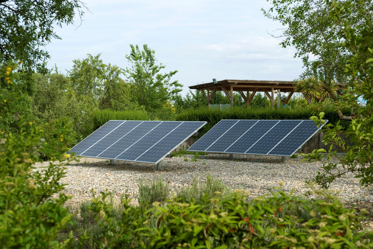 Paneles fotovoltaicos instalados en parque natural (1)