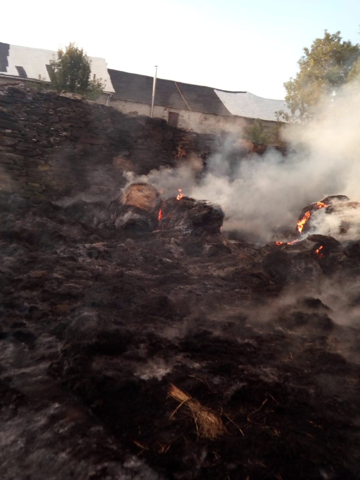 Incendio en Barrio de Lomba con los bomberos de Rionegro