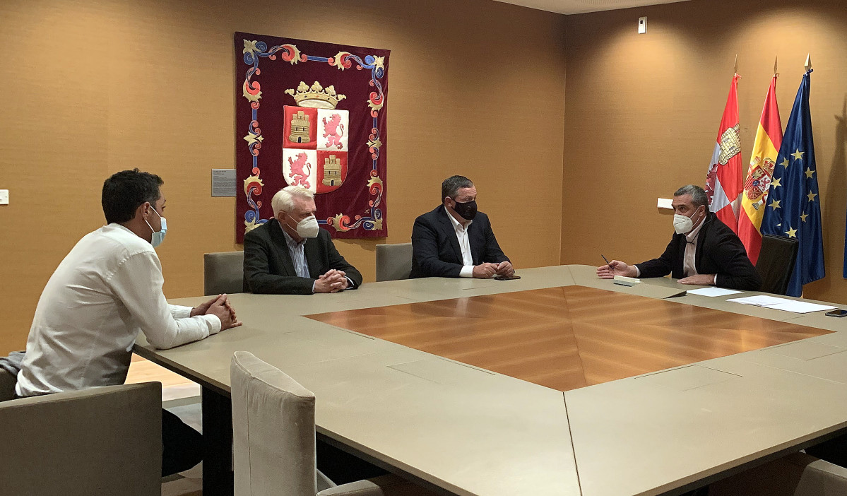 Reuniu00f3n Pedro Pascual (Por u00c1vila) con los alcaldes de Aliste. 