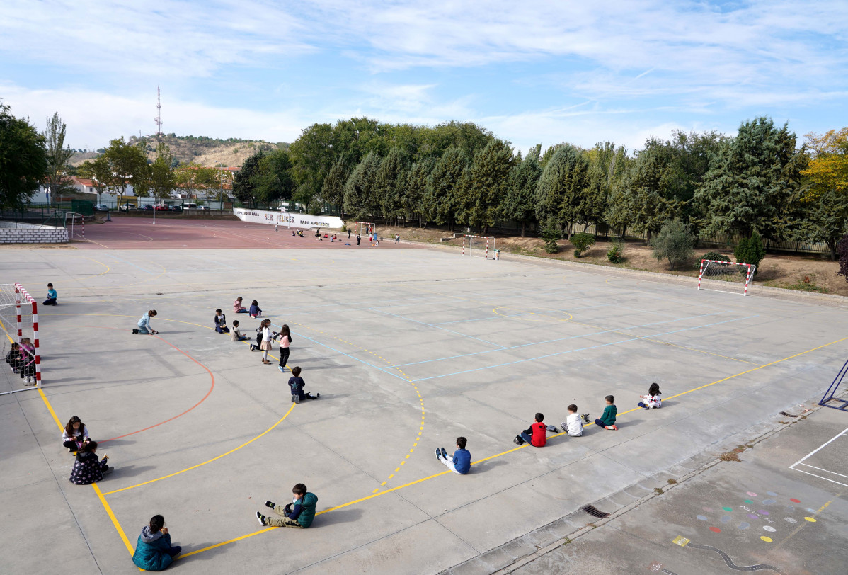 Distancia de seguridad en el patio del colegio