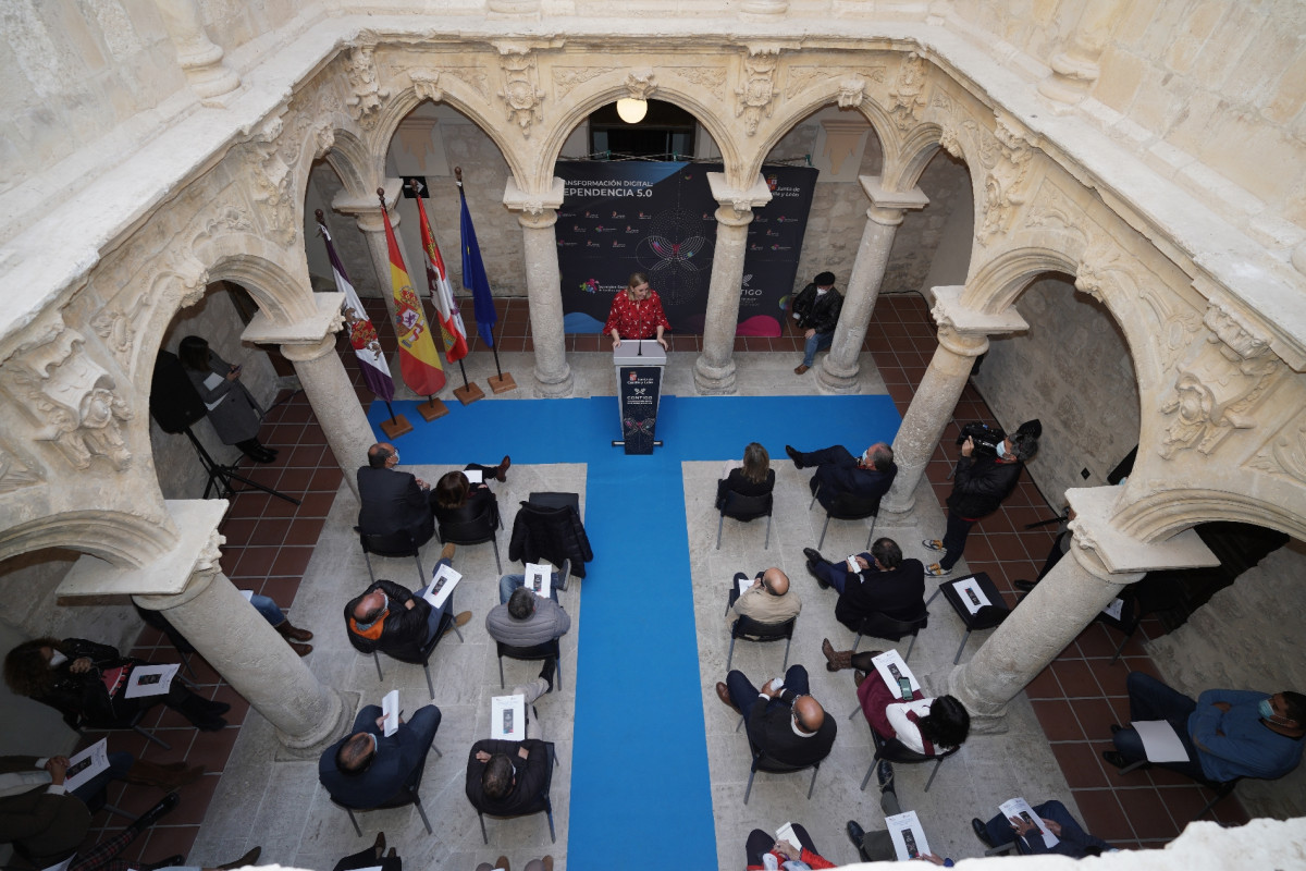 Presentaciu00f3n Atenciu00f3n en Red con la consejera de Familia de la Junta de Castilla y Leu00f3n, Isabel Blanco