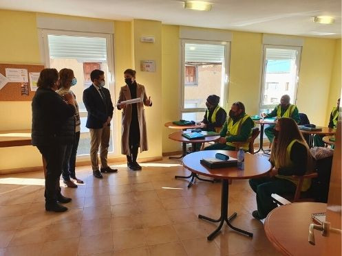 La delegada territorial visita a los 8 alumnos del programa de Empleo de Faramontanos de Tu00e1bara 