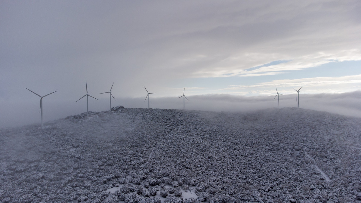 2021 11 24.  Parque eu00f3lico Sierra de Dueu00f1a de Iberdrola cubierto de nieve