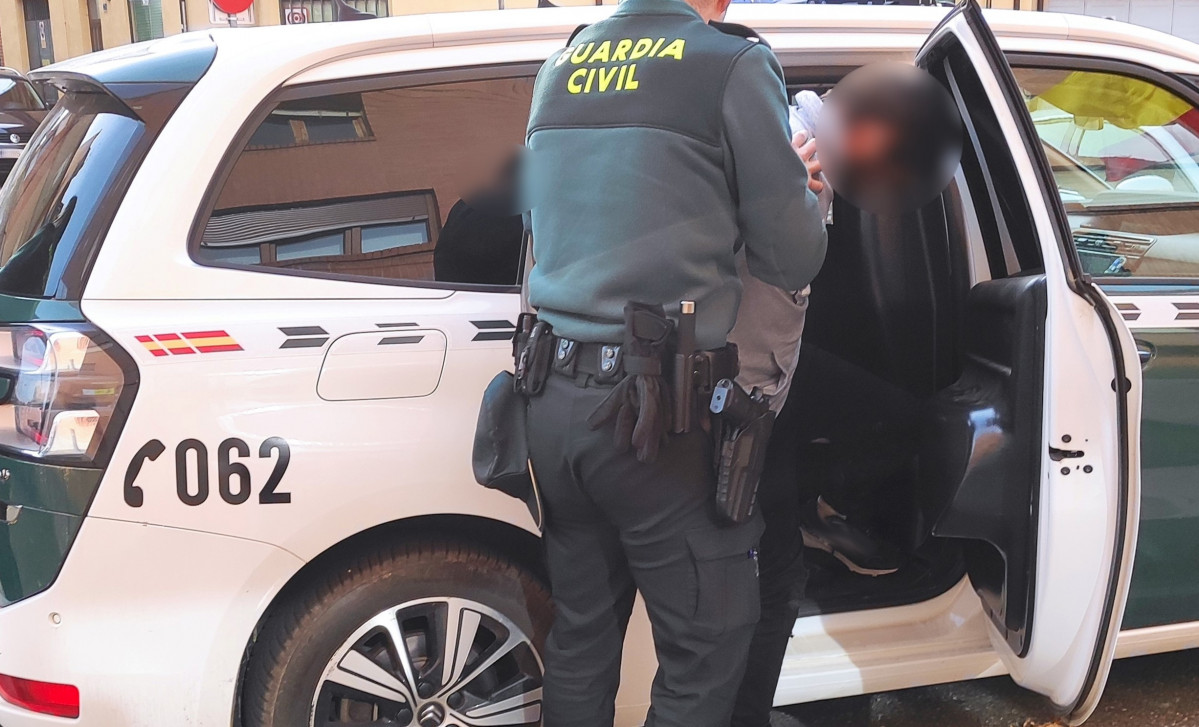 Traslado de uno de los detenidos.