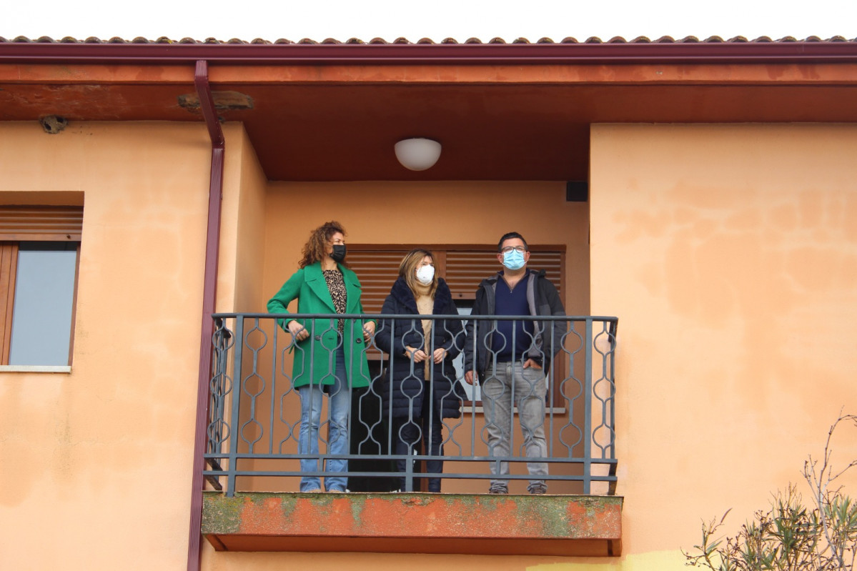 La delegada territorial en la terraza de la vivienda rehabilitada