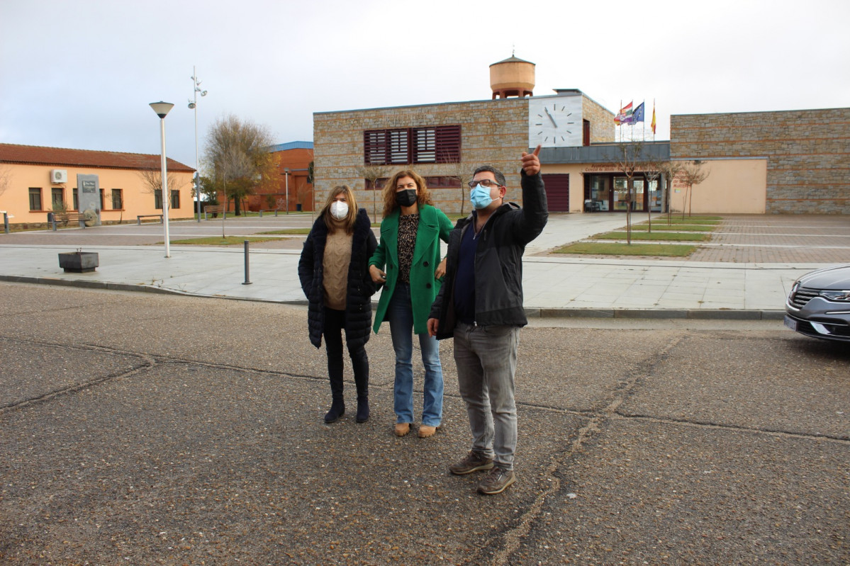 La delegada territorial en la visita acompau00f1ada por la jefa de Fomento y el alcalde de Muelas del Pan (1)