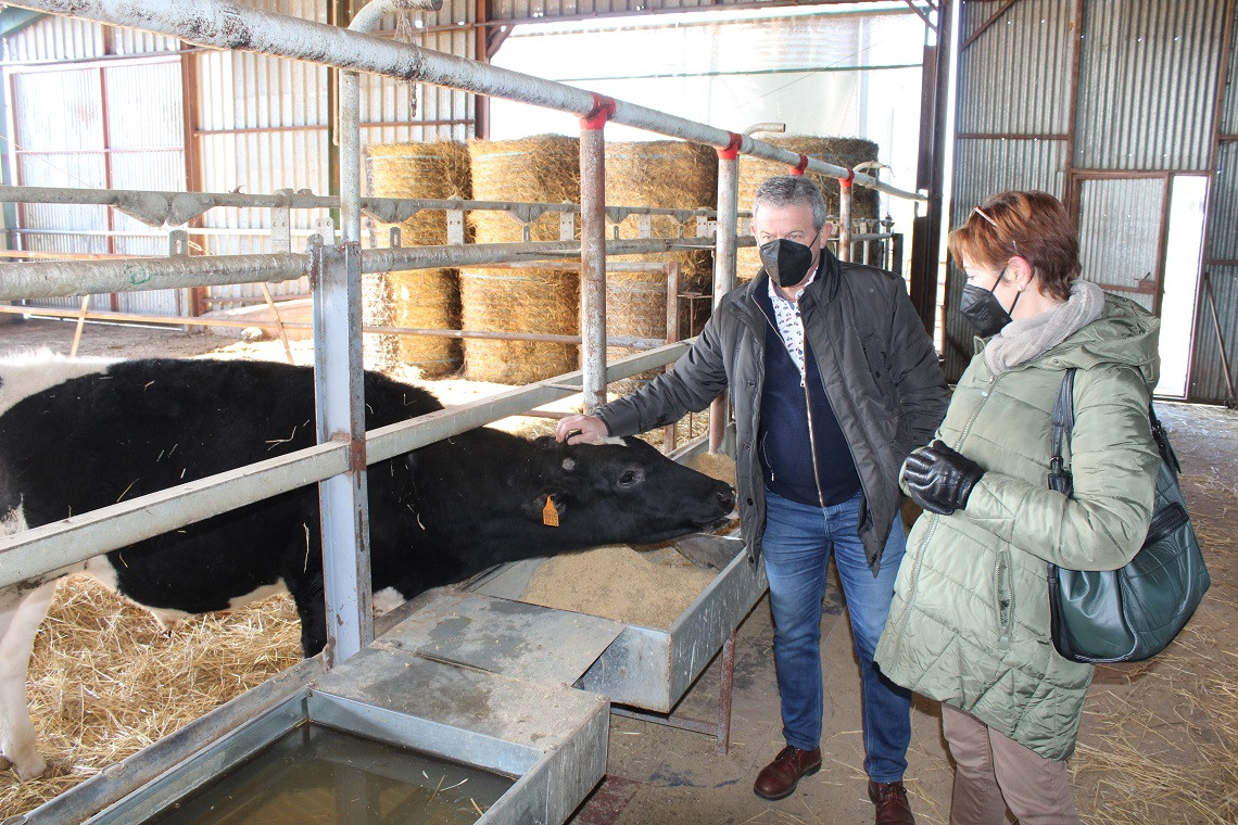 Manuel Fuentes y Conchi Trufero visitan una ganaderu00eda