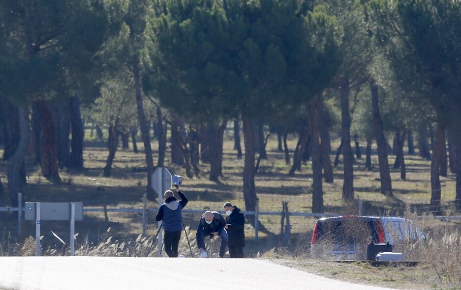 Miembros de la Policía Judicial trabajan en el lugar donde fue encontrado el cuerpo de Esther López 2