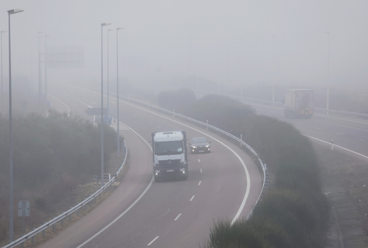 Carretera con niebla