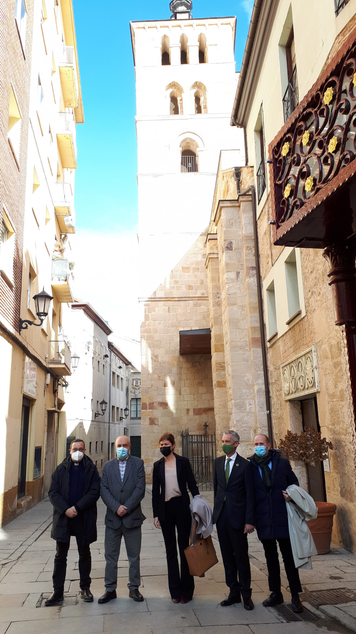 Delegada y Pte. Fundaciu00f3n Iberdrola delante de la torre de la iglesia de San Vicente