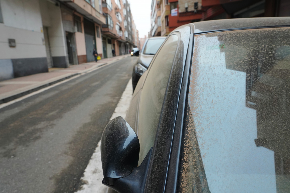 Manto de polvo africano sobre vehículos en Valladolid
