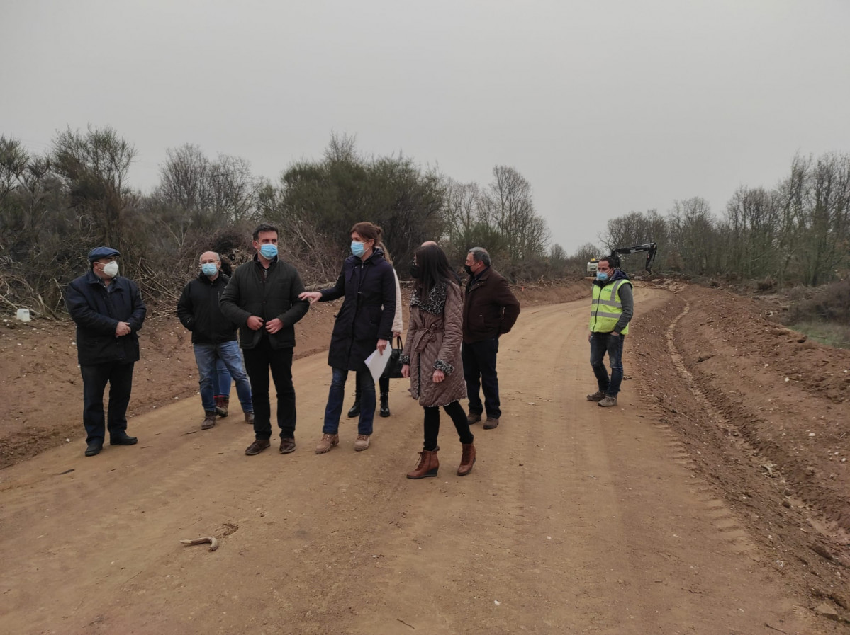 La delegada visita caminos rurales en Asturianos