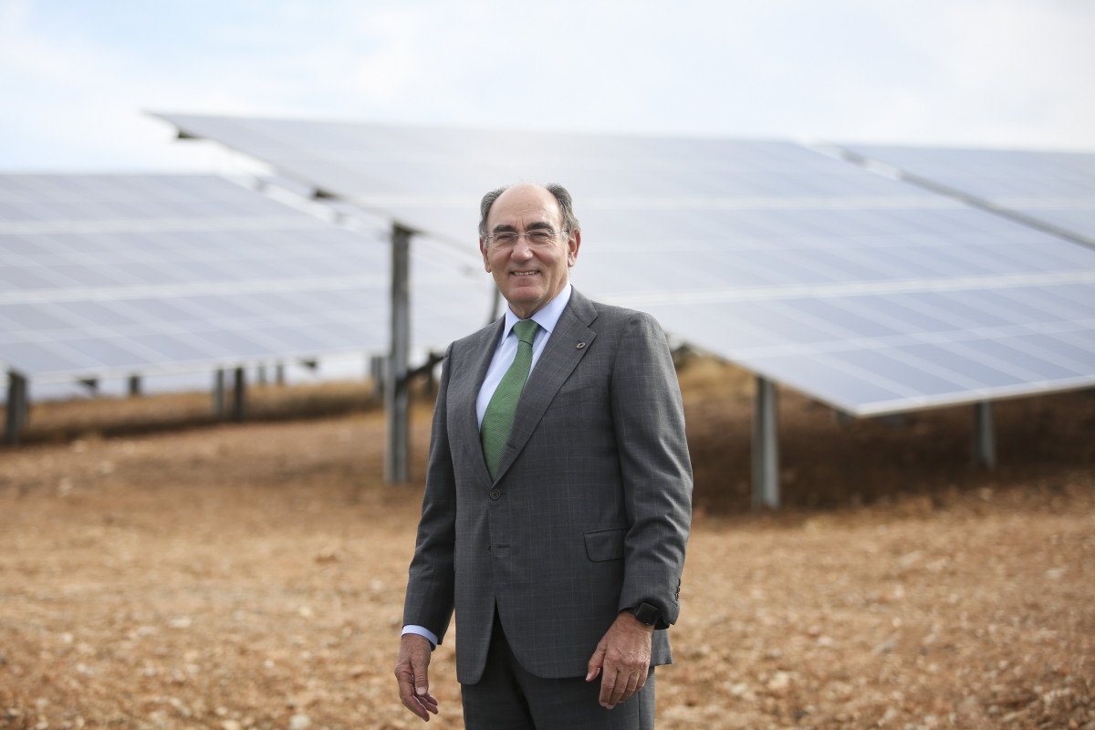 El presidente de Iberdrola, Ignacio Galu00e1n, en una instalaciu00f3n fotovoltaica