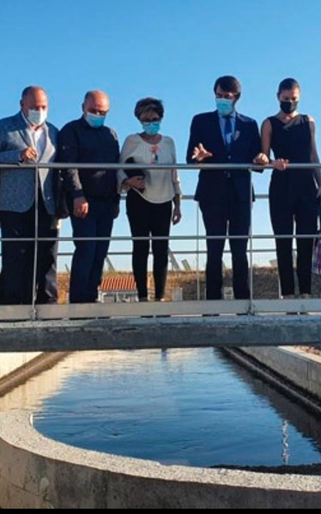 El consejero de Fomento y Medio Ambiente junto a la delegada viendo una estaciu00f3n depuradora