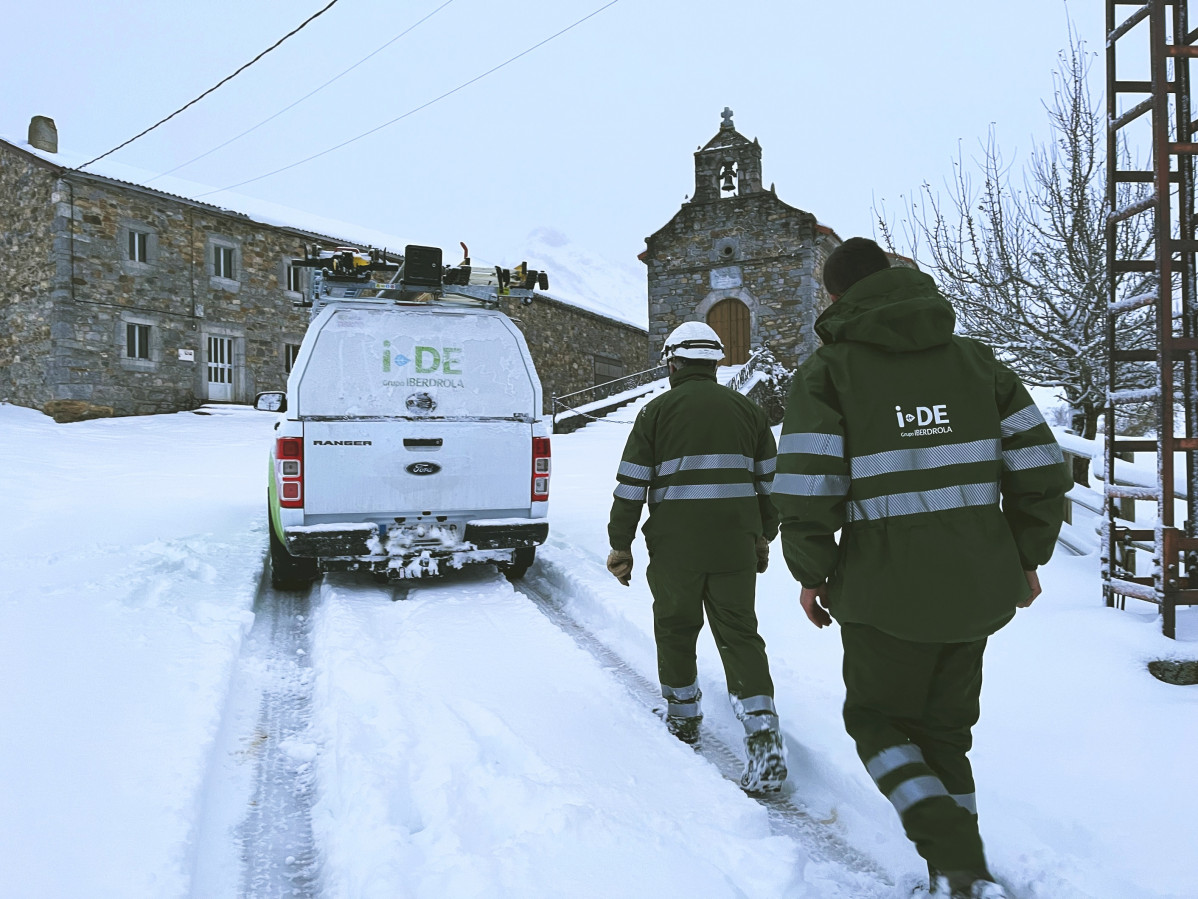 2021 11 26.  Brigada i DE, la distribuidora de Iberdrola, de Cistierna