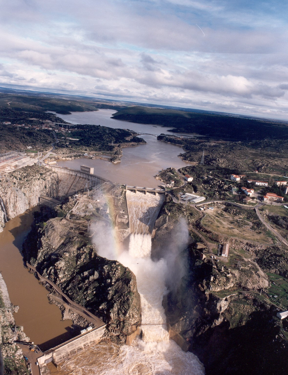 Embalse, presa y poblado de Ricobayo