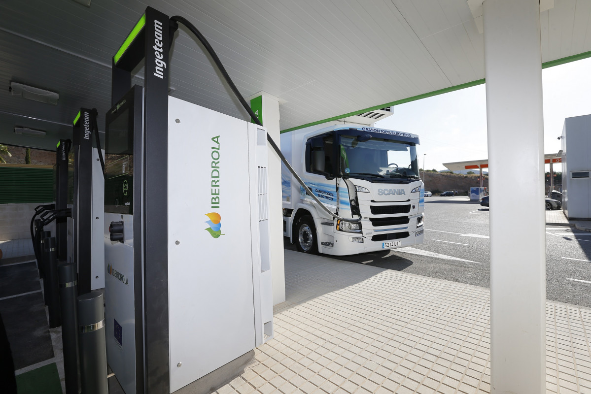 Pruebas de carga de vehu00edculos de transporte de mercancu00edas 100% elu00e9ctricos