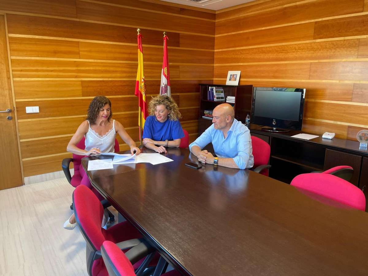 Delegada con la directora de Vivienda y jefe de Arquitectura