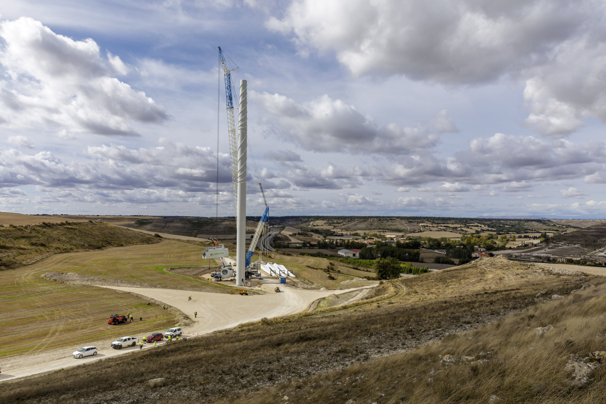 Iberdrola instalando el primer aero del complejo eu00f3lico Herrera II Burgos en 2020