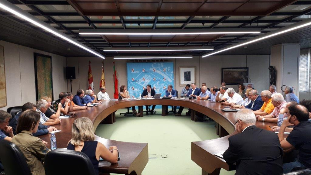 Foto Archivo Consejero de Medio Ambiente  reunido con alcaldes afectados por incendios