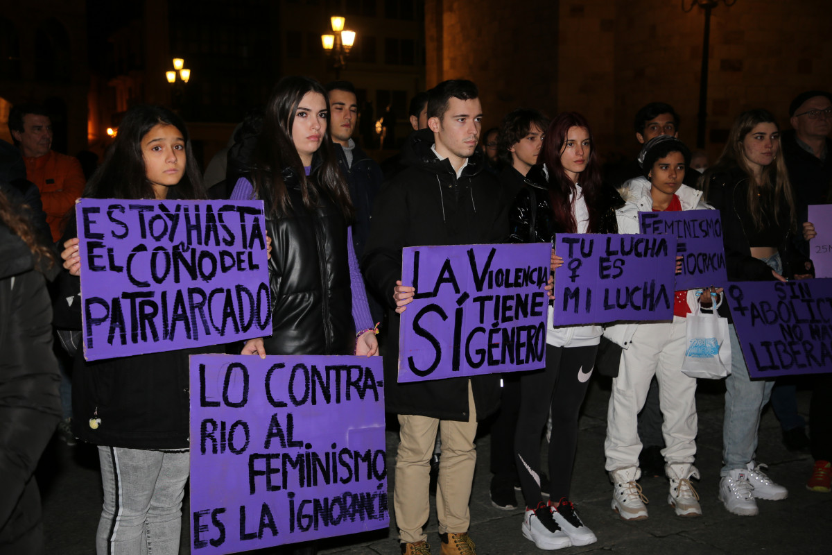 25 N Violecia Mujer (3)